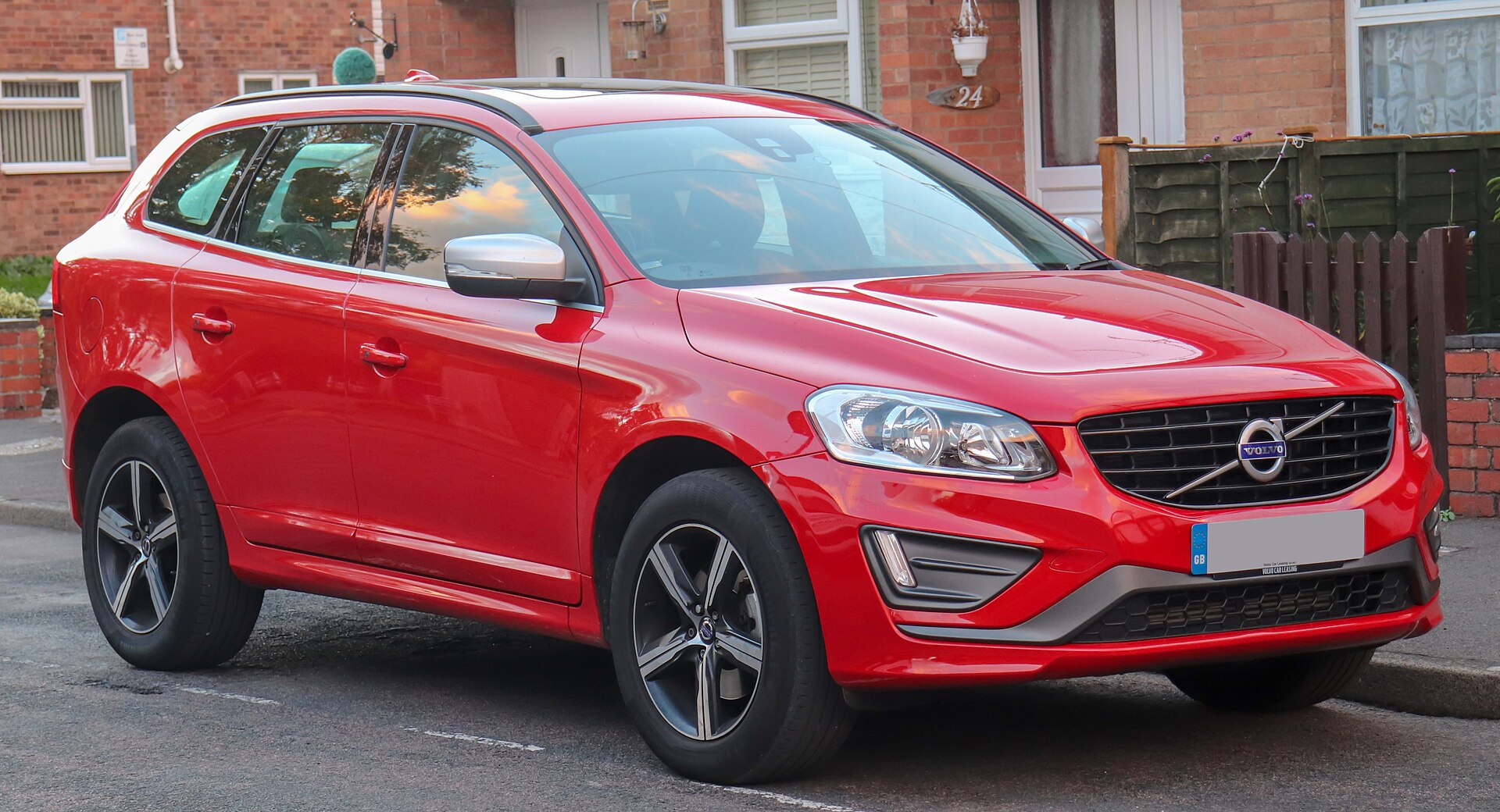Volvo XC60 di seconda generazione rossa vista di tre quarti anteriore
