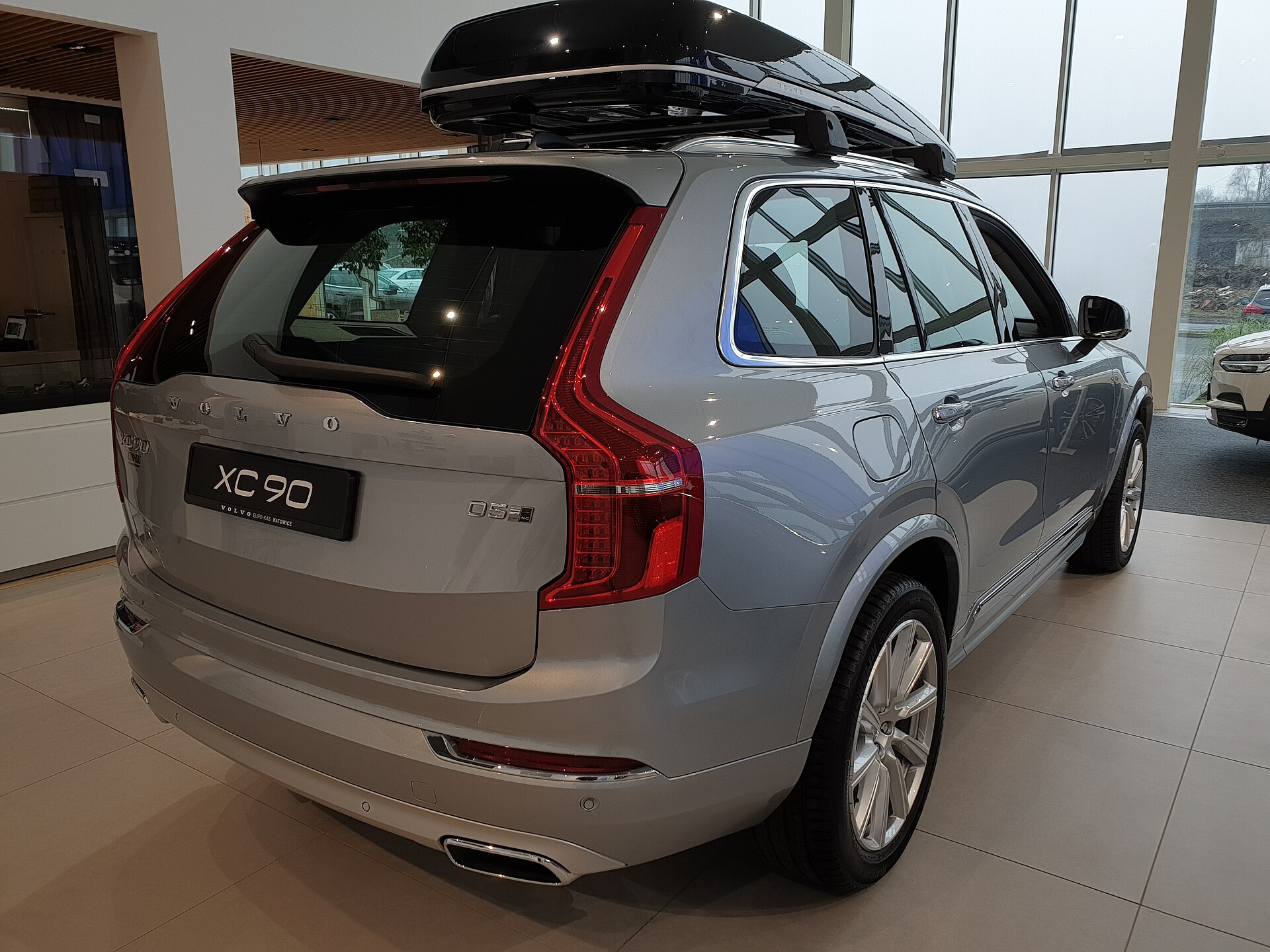 Volvo XC90 di seconda generazione vista di tre quarti anteriore