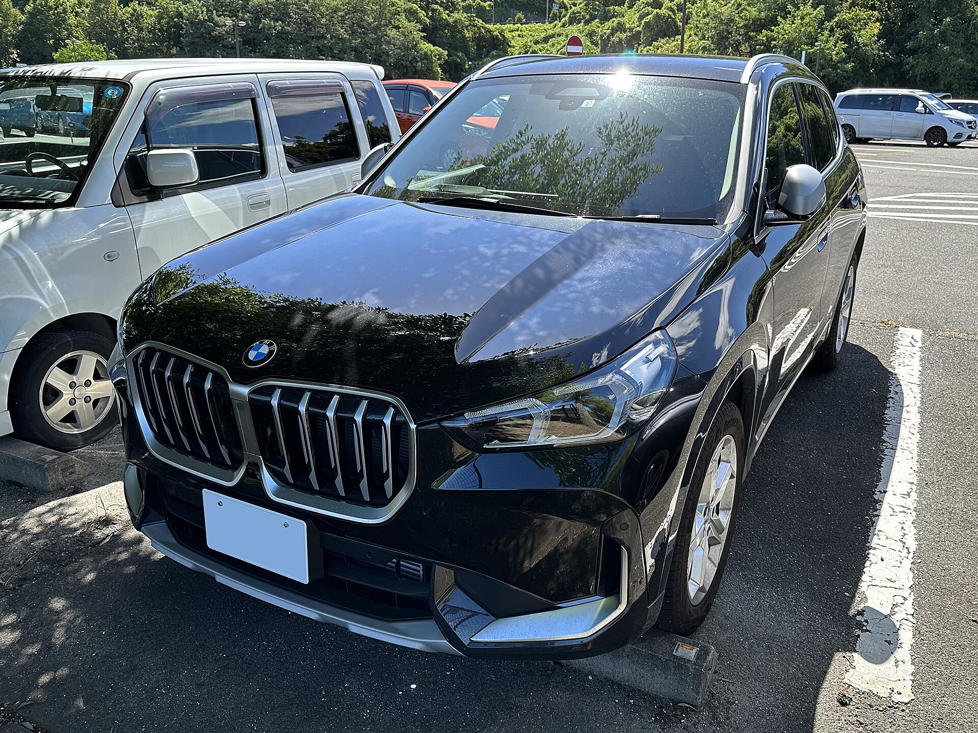 BMW X1 di terza generazione (U11) di colore scuro, vista frontale