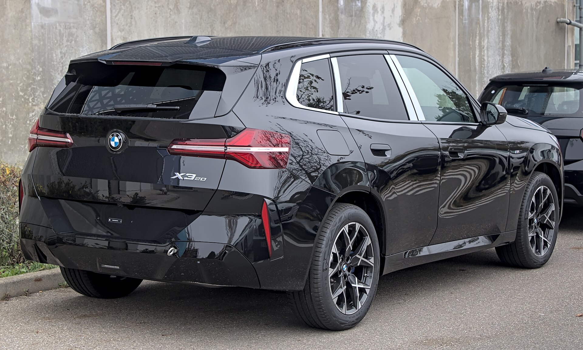 BMW X3 G45 nera, versione 20, vista di tre quarti anteriore