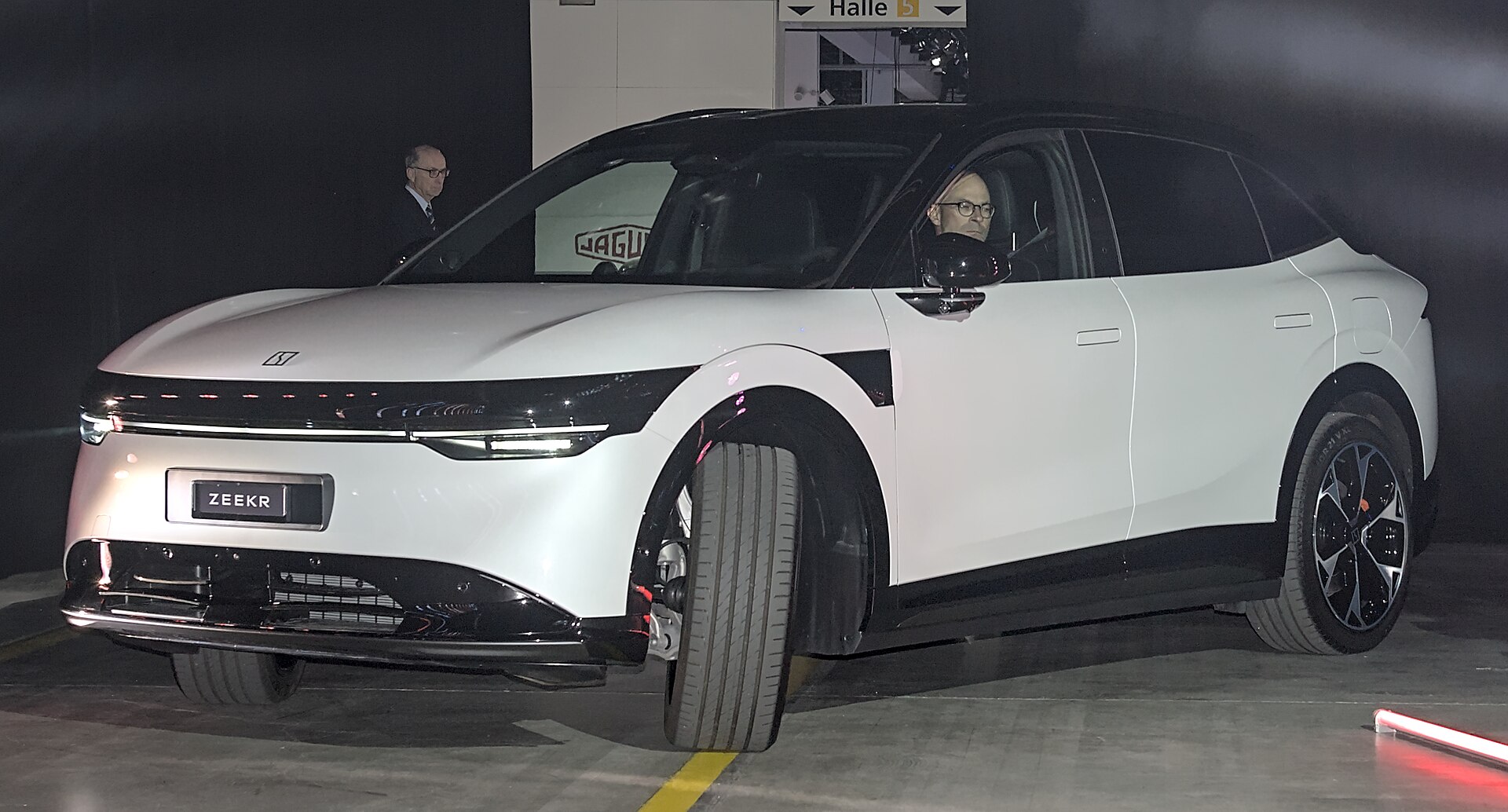 Zeekr 7X, SUV elettrico di colore chiaro esposto al salone Auto Zurich 2025